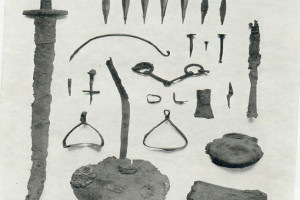 Bilde av Gjenstander fra gamle graver på Fevang
